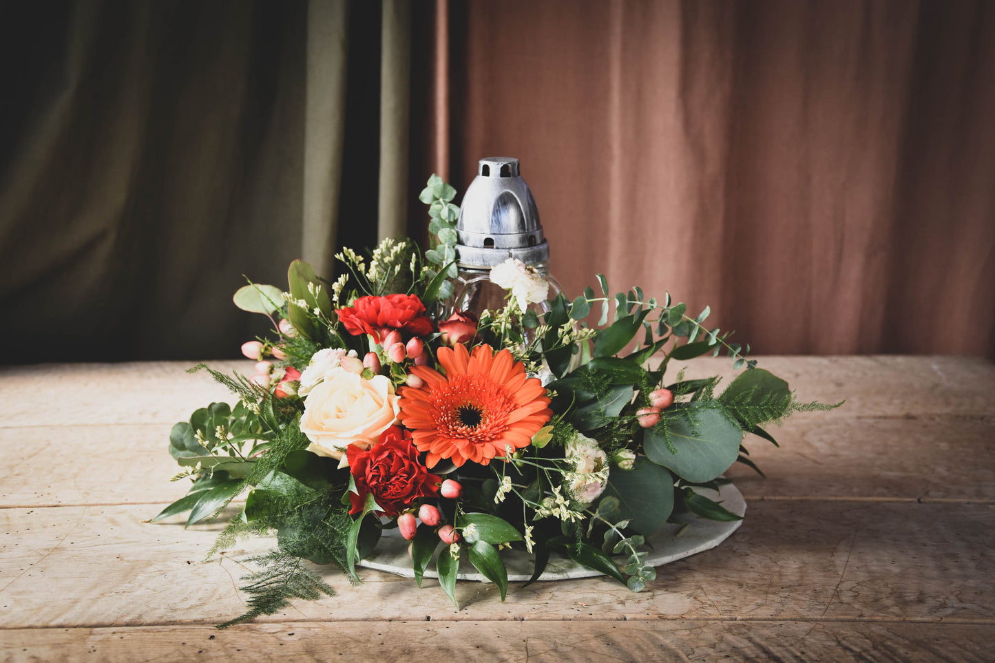 TRAUER-ARRANGEMENT MIT GLASKERZE "Auf Wiedersehen"