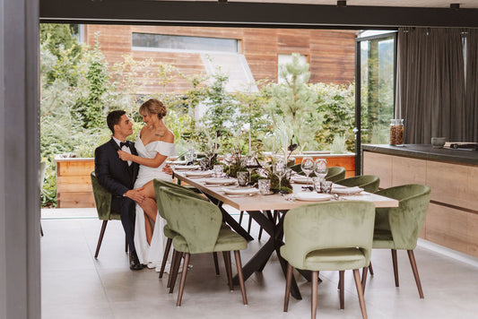 Cvetlični poročni trendi za leto 2025: V ospredju so trajnost, narava in personalizacija.