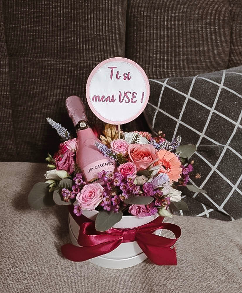 BOX OF ROSES »Ti si meni vse.«