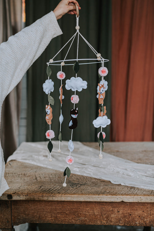 Mobile nad otroško posteljo