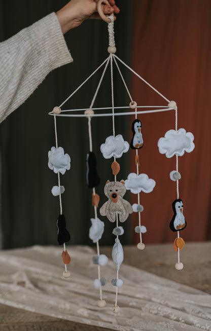 Mobile über dem Kinderbett