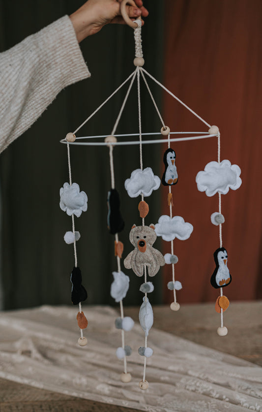 Mobile nad otroško posteljo