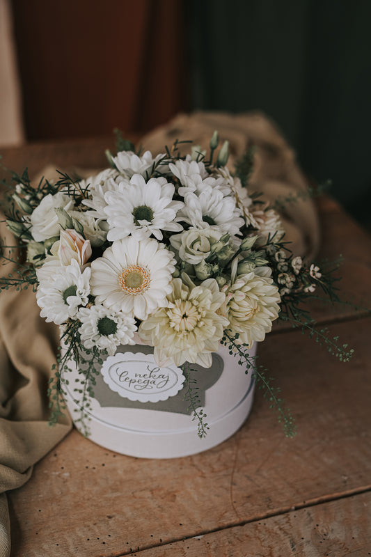 BOX OF ROSES "Nekaj lepega"