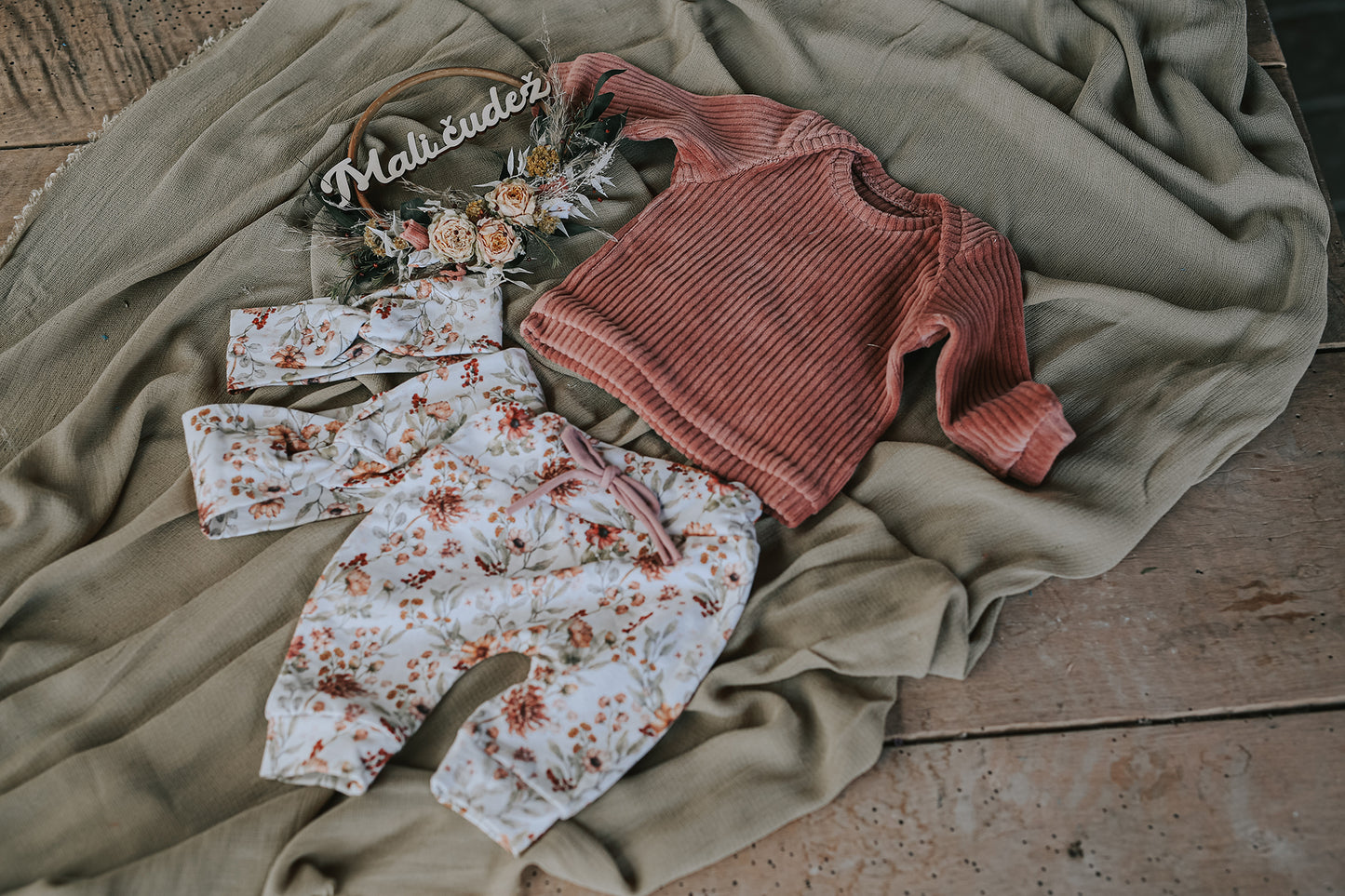 CHILDREN'S KIT WITH WREATH "A LITTLE MIRACLE" FOR TWO BEAUTIFUL GIRLS