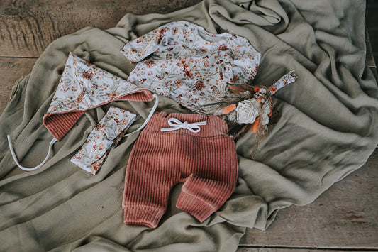 OTROŠKI KOMPLETEK S ŠOPKOM IN TRAKCOM ZA V LASE